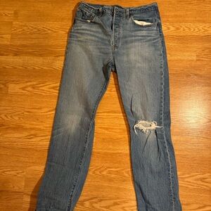 31’32” Levi’s straight leg hole left knee